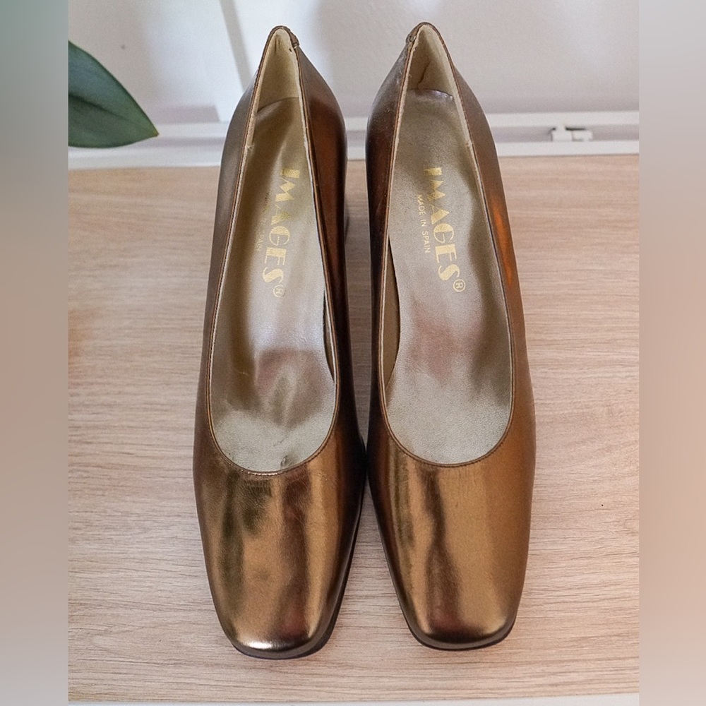 Vintage Gold Pumps